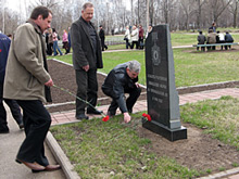 Ликвидаторы возлагают цветы к мемориальному камню