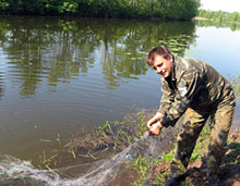 Госинспектор оперативного надзора по Кинель-Черкасскому району Александр Канчура спасает озеро от браконьерской снасти